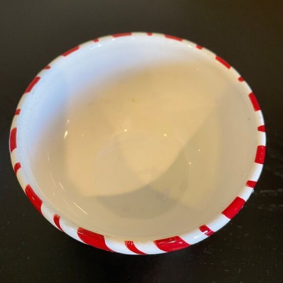 Holiday Snack/ Candy Dish and Santa Salt & Pepper Shaker Bundle. - Picture 5 of 7